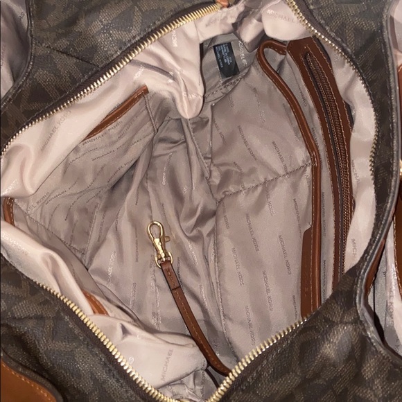 micheal kors jet set purse - Picture 3 of 4